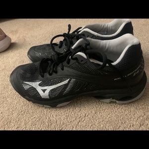 mizuno wave lightning Z4 volleyball sneakers